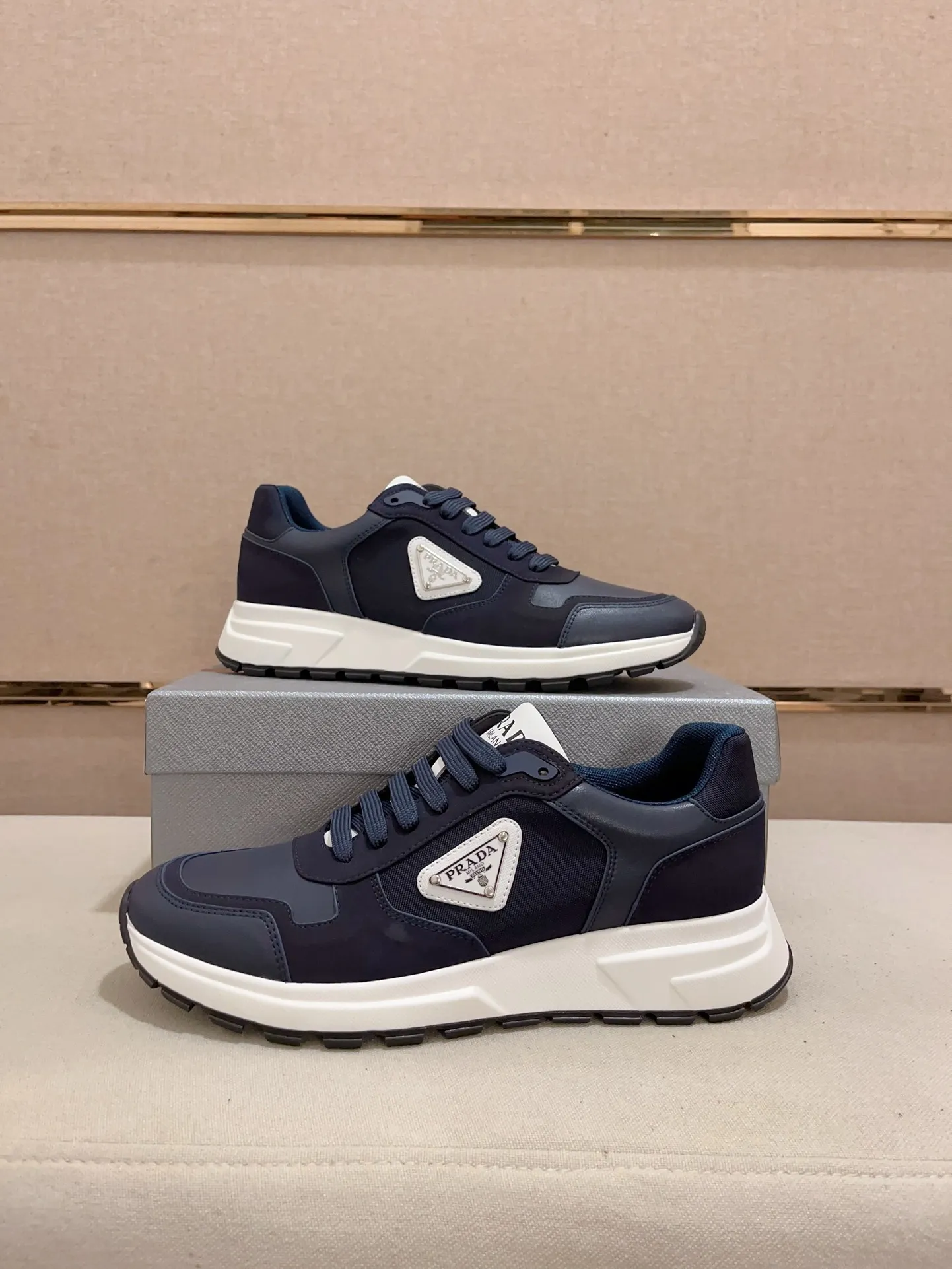 Men's shoes 💰 560 💰 (high version) new Prada (Prada) high-tops are launched at the same time, new men's shoes, 😘fabrics are selected from waterproof technical cloth. First layer cowhide lining. 👍🏿Original molded anti-slip rubber outsole, with exquisite lines, simple and elegant, comfortable and high-end for leisure travel. Number of yards: 38 to 44. (Can be customized for 45.46.)